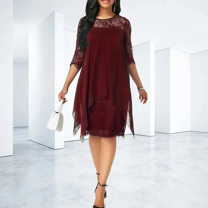Clara | Plus size chiffon kjole med blonde og asymmetrisk hem